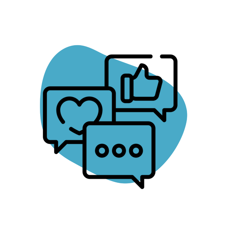 Social Media Icon: In Sprechblasen sind ein Daumen hoch, ein Like und eine schemenhafte Nachricht zusehen. Im Hintergrund ist ein hellblauer Kleks.